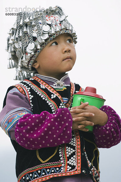 Ein Junge gekleidet in Hani Minderheit traditionelle Kleidung  Yuanyang  Yunnan Provinz  China  Asien