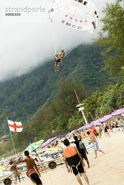 Paragliding  Patong Strand  Phuket  Thailand  Südostasien  Asien