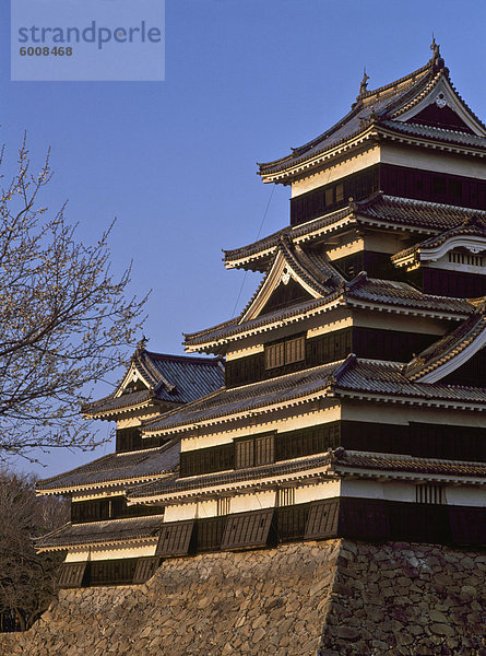 Matsumoto Burg  einer der drei verbleibenden ursprünglichen hölzernen Burgen  Nagano-Ken  Japan  Asien