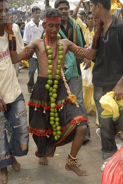 Pilger in Trance während der hinduistische Thaipusam Festival unterstützt von Freunden bei Spaziergang von Swami Sri Subramaniyar Tempel bis zu Batu Caves  Selangor  Malaysia  Südostasien  Asien