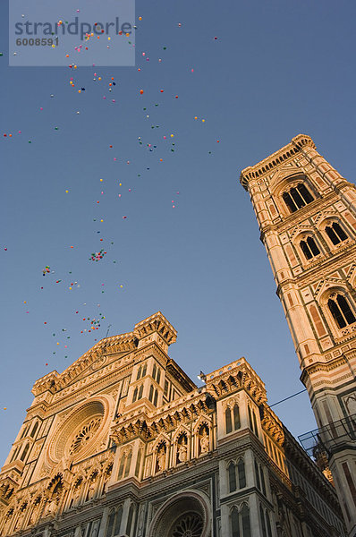 Festival Ballons fliegen über The Duomo (Kathedrale)  Florenz  UNESCO World Heritage Site  Toskana  Italien  Europa