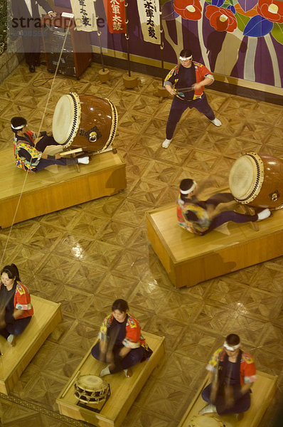 Traditionellen japanischen Taiko-Trommeln Leistung  Matsuyama  Präfektur Ehime  Shikoku Insel  Japan  Asien