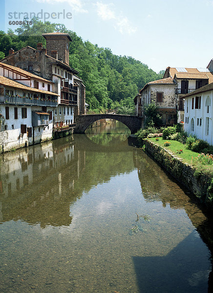 Fluss Nive  St. Jean Pied de Port  Pays Basque  Pyrenees-Atlantique  Aquitaine  Frankreich  Europa