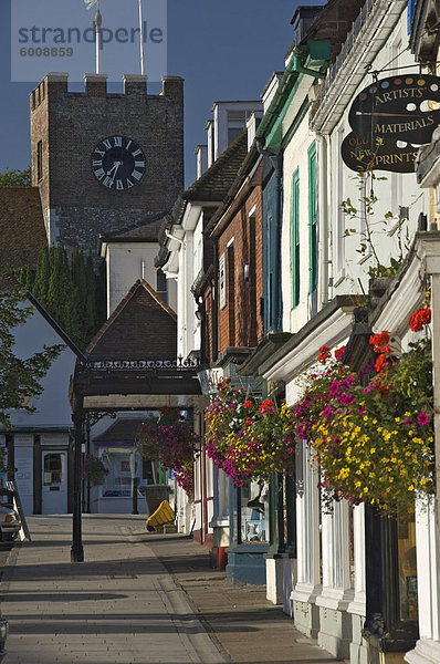 Hauptstraße und die Pfarrkirche Turm  Alresford  Hampshire  England  Vereinigtes Königreich  Europa