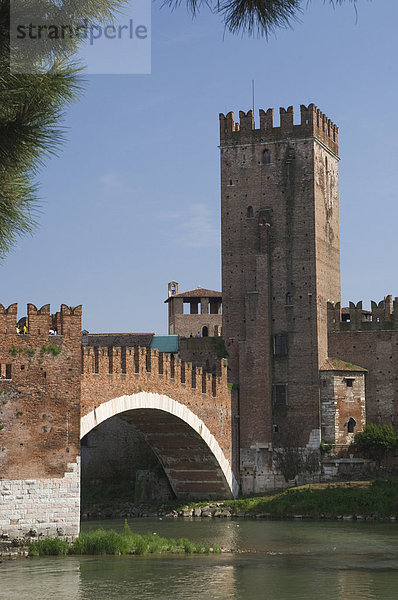 Ponte Scaligero und Turm  Etsch  Verona  UNESCO World Heritage Site  Veneto  Italien  Europa