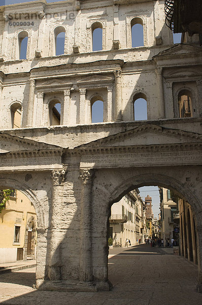 Die römischen Porto Borsari Blick in Corso Porto Borsari  Verona  UNESCO World Heritage Site  Veneto  Italien  Europa