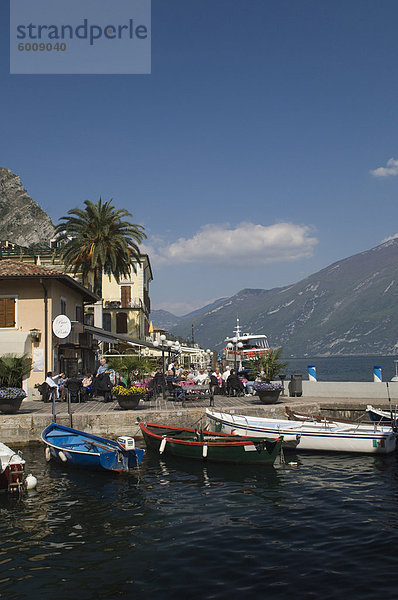 Blick nach Norden von der alten Hafen-Seite  Limone  Gardasee  italienische Seen  Lombardei  Italien  Europa