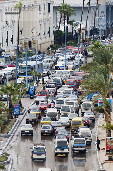 Verkehr auf der Scharia 26. Juli auf der Ufergegend  Alexandria  Ägypten  Nordafrika  Afrika