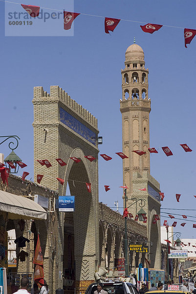 Haupt Straße und Moschee  Tozeur  Tunesien  Nordafrika  Afrika