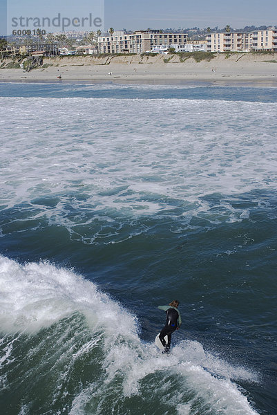 Surfer  Pacific Beach  San Diego  California  Vereinigte Staaten von Amerika  Nordamerika
