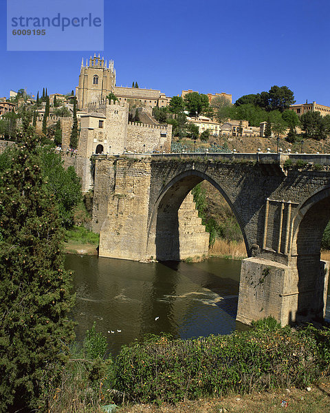 Die alte Gateway-Brücke über den Fluss und die Stadt von Toledo  Castilla La Mancha  Spanien  Europa