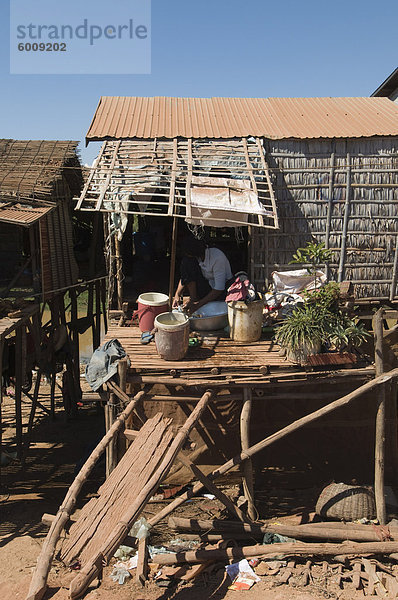 Gebäude See Seitenansicht Südostasien Stelzenlauf Stelze Stelzen Vietnam Asien Kambodscha