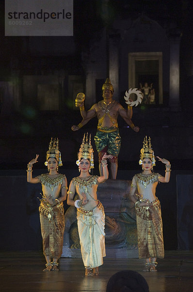 Angkor Wat Tempel nachts beleuchtet für eine spezielle Licht-Show  Siem Reap  Kambodscha  Indochina  Südostasien  Asien