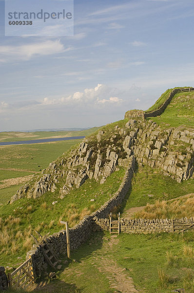 Pennine Way Kreuzung in der Nähe von Turret 37a  Hadrianswall  UNESCO-Weltkulturerbe  Northumberland  England  Vereinigtes Königreich  Europa