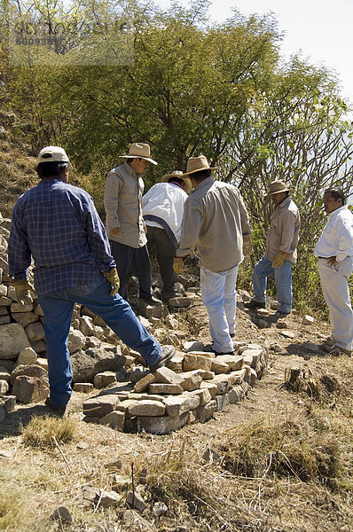 Rebuiding einer Mauer an der alten Zapoteken Stadt von Monte Alban  in der Nähe von Oaxaca City  Oaxaca  Mexiko  Nordamerika
