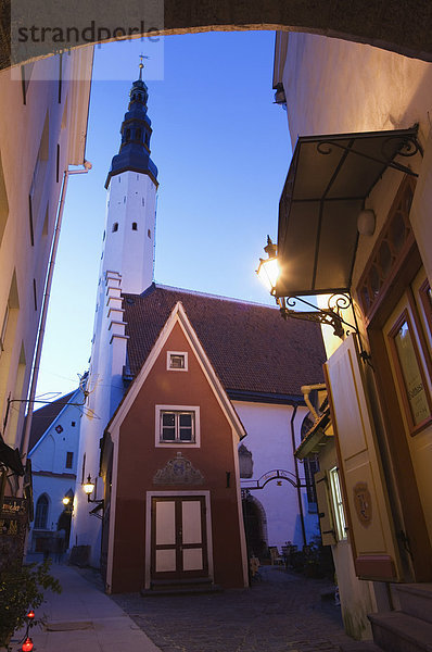 Blick auf Weißbrot Passage und 14. Jahrhundert gotische Heiligen Geist Kirche  Altstadt  UNESCO Weltkulturerbe  Tallinn  Estland  Baltikum  Europa
