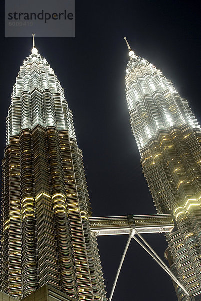 Gipfel der Petronas Twin Towers  eines der höchsten Gebäude der Welt  bei Nacht  Kuala Lumpur  Malaysia  Südostasien  Asien