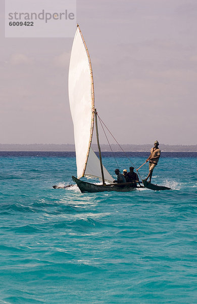 Eine traditionelle hölzerne Segeln Dau nahe Mnemba Island  Tansania  Ostafrika  Afrika