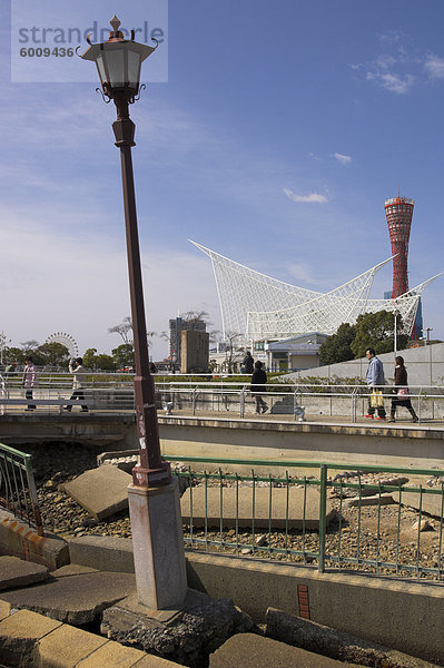 Hafen von Kobe Erdbeben Memorial Park  Denkmal im Vordergrund mit Schifffahrtsmuseum und Hafenturm jenseits  Meriken Park  Kobe  Kansai  Honshu  Japan  Asien