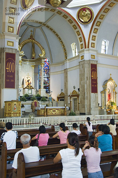 Die Gläubigen in der Kirche von der Schwarzen Nazareners  Quaipo Bezirk  Manila  Philippinen  Südostasien  Asien