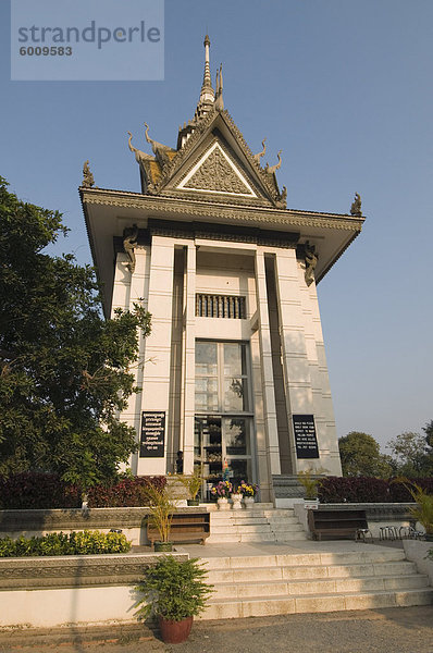 Denkmal mit Regalen innen hält 9000 Schädel  Killing Fields  Phnom Penh  Kambodscha  Indochina  Südostasien  Asien