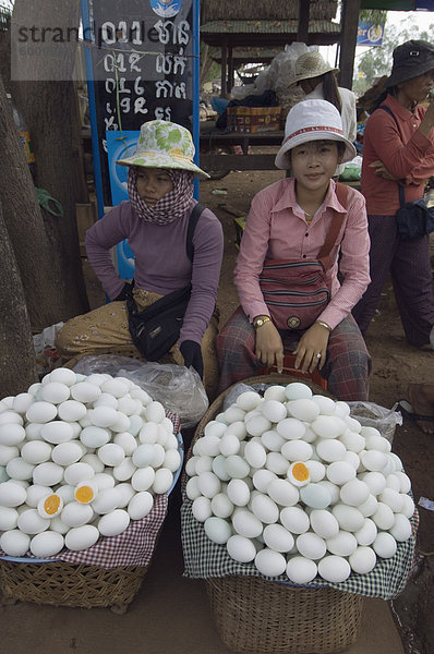 Eier zum Verkauf im Markt  Kambodscha  Indochina  Südostasien  Asien