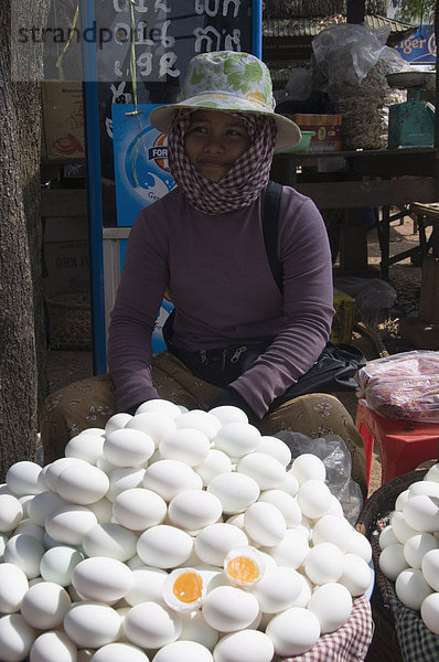 Eier zum Verkauf im Markt  Kambodscha  Indochina  Südostasien  Asien