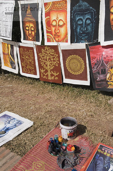 Handgemalte Plakate  Nachtmarkt  Luang Prabang  Laos  Indochina  Südostasien  Asien