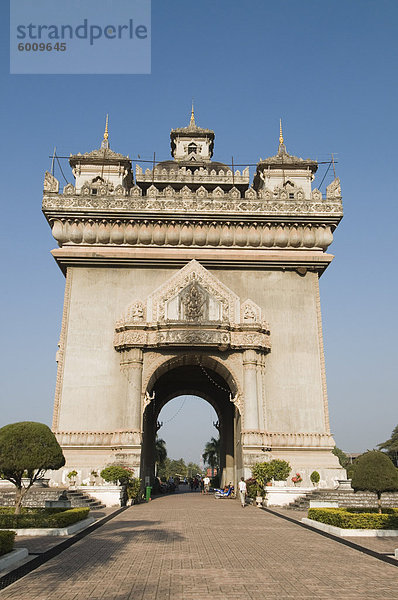 Der Patuxai (Siegestor) auf Lan Xang Avenue  Vientiane  Laos  Indochina  Südostasien  Asien