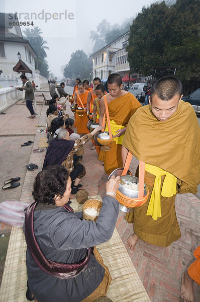 Mönche sammeln Lebensmittel bei 07  Luang Prabang  Laos  Indochina  Südostasien  Asien