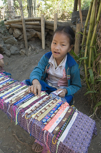 Hmong Stammes-Dorf Mädchen verkaufen Kunsthandwerk  Luang Prabang  Laos  Indochina  Südostasien  Asien