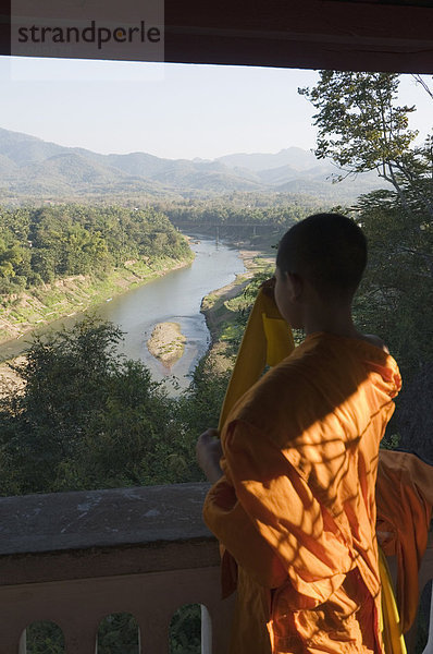 Mönch  Khan Fluss  Luang Prabang  Laos  Indochina  Südostasien  Asien