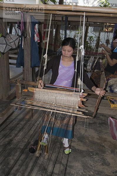 Weben im Dorf in der Nähe von Luang Prabang  Laos  Indochina  Südostasien  Asien