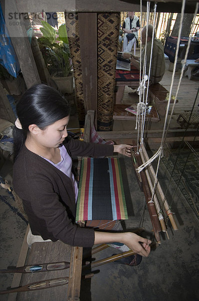 Weben im Dorf in der Nähe von Luang Prabang  Laos  Indochina  Südostasien  Asien