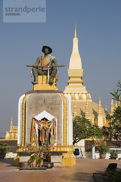 Statue von König Setthathirat  Pha  die Luang  Vientiane  Laos  Indochina  Südostasien  Asien