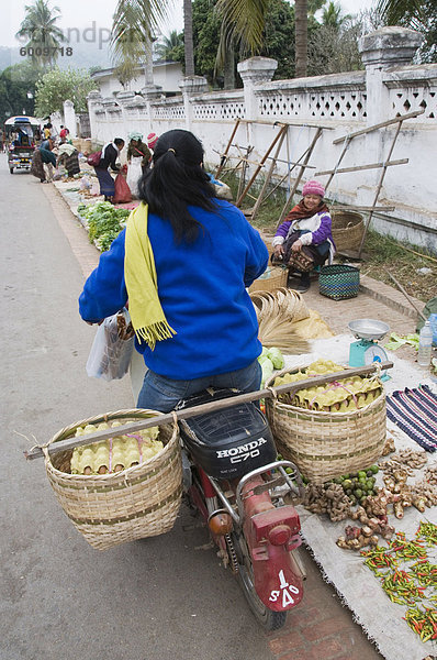 Morgen Lebensmittelmarkt  Luang Prabang  Laos  Indochina  Südostasien  Asien