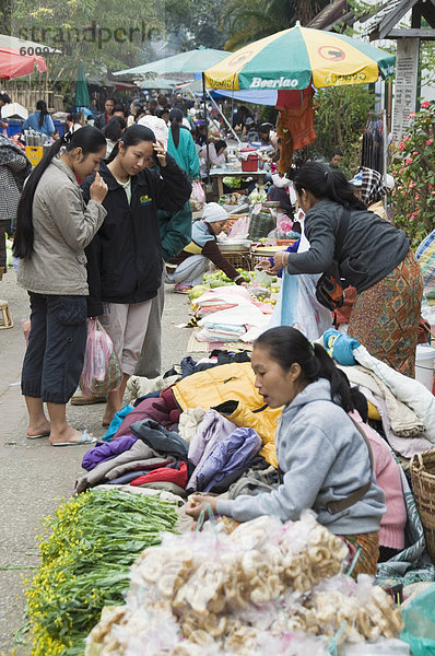 Morgen Lebensmittelmarkt  Luang Prabang  Laos  Indochina  Südostasien  Asien