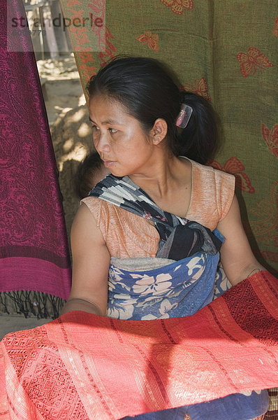 Seidenstoffe  hatte Tur  Lao Lua Dorf  in der Nähe von Pakbang  Nord-Laos  Indochina  Südostasien  Asien