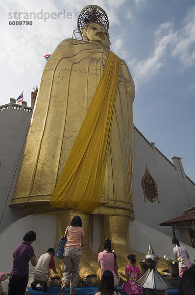 Der Tempel der Standing Buddha (Wat Intrawiharn)  Bangkok  Thailand  Südostasien  Asien