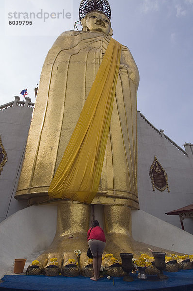 Der Tempel der Standing Buddha (Wat Intrawiharn)  Bangkok  Thailand  Südostasien  Asien