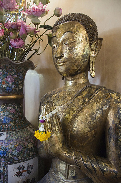 Buddha im Sukhothai Traimit Tempel  Bangkok  Thailand  Südostasien  Asien