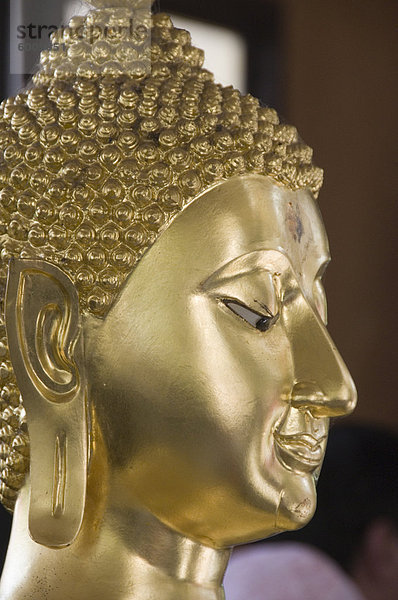 Buddha im Sukhothai Traimit Tempel  Bangkok  Thailand  Südostasien  Asien