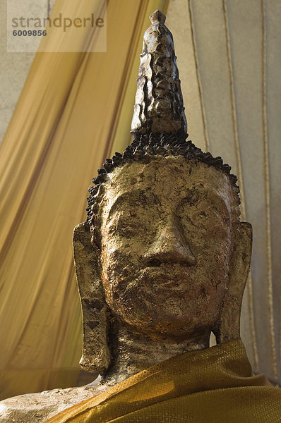 Der Tempel von der Buddha stehend  Wat Intrawiharn  Bangkok  Thailand  Südostasien  Asien