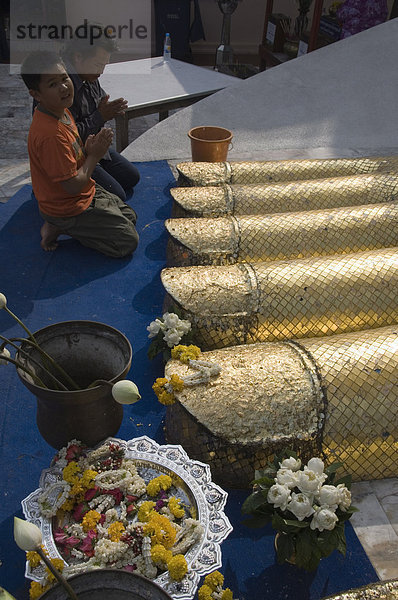 Der Tempel von der Buddha stehend  Wat Intrawiharn  Bangkok  Thailand  Südostasien  Asien