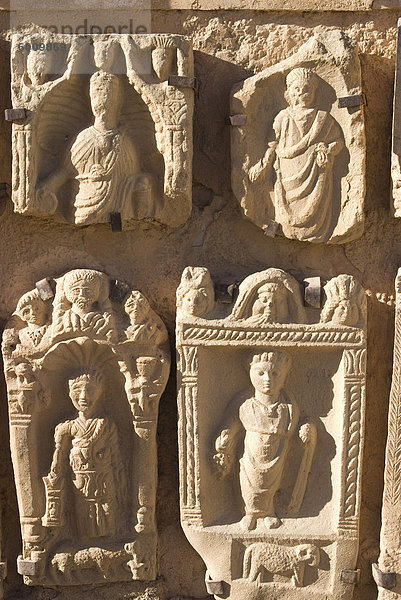 Grabsteine im Museum  genommen von der römischen Kastell Lambaesis  Algerien  Nordafrika  Afrika-Website