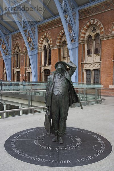 Statue von John Betjeman  St. Pancras International Train Station  London  England  Vereinigtes Königreich  Europa