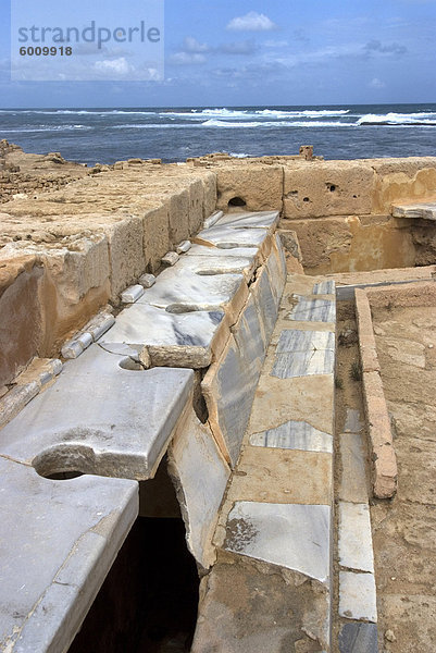 Latrinen  römische Website von Sabratha  UNESCO World Heritage Site  Libyen  Nordafrika  Afrika