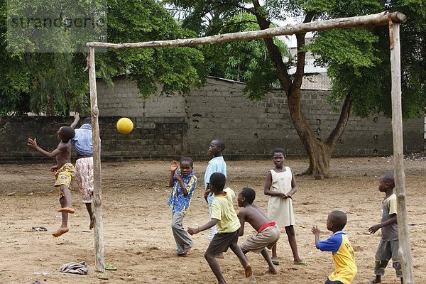 Fußball-Spiel in einer Schule  Lome  Togo  Westafrika  Afrika