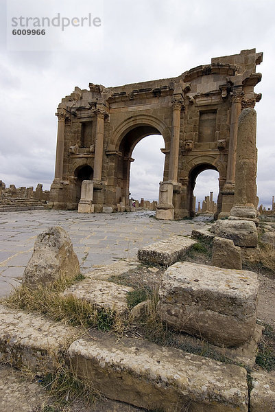 Bogen des Trajan  Roman Ruinen  Timgad  UNESCO-Weltkulturerbe  Algerien  Nordafrika  Afrika