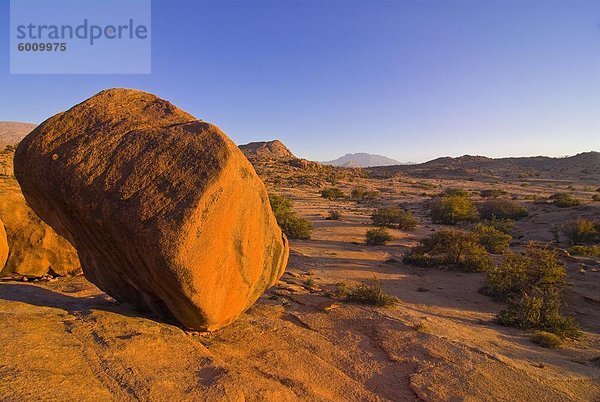 Wüste Landschaft nahe Tafraoute bei Sonnenuntergang  südlichen Marokko  Nordafrika  Afrika